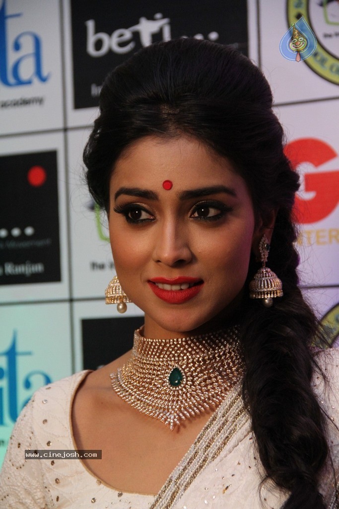Shriya Saran Spicy Stills - 98 / 111 photos