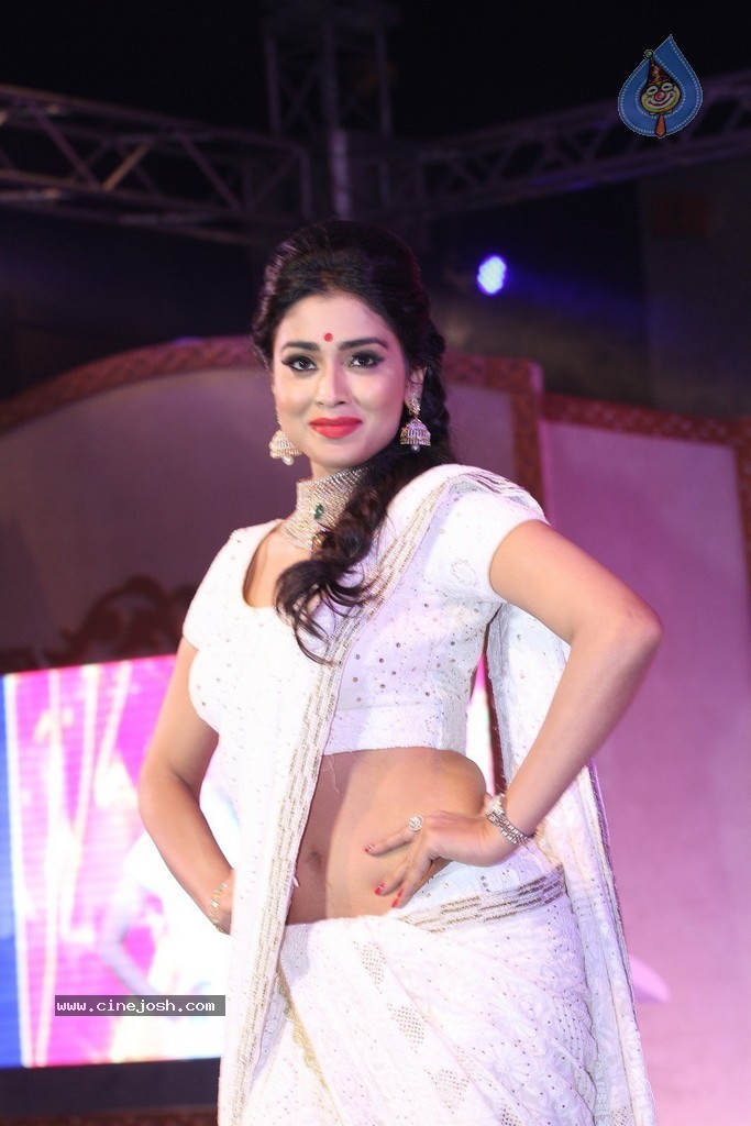 Shriya Saran Spicy Stills - 102 / 111 photos