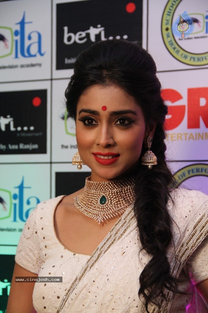 Shriya Saran Spicy Stills - 105 / 111 photos