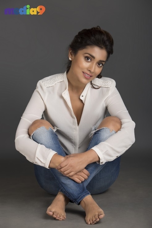 Shriya Saran Stills - 4 / 32 photos