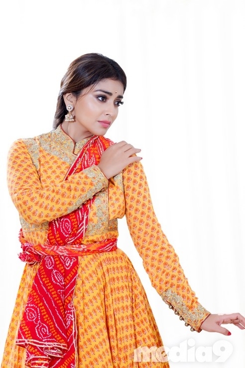 Shriya Saran Stills - 8 / 17 photos