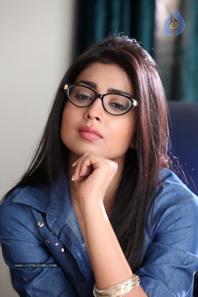 Shriya Latest Stills - 1 / 46 photos