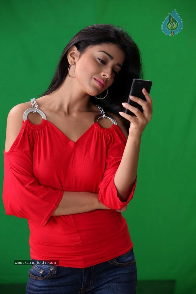 Shriya Latest Stills - 8 / 46 photos