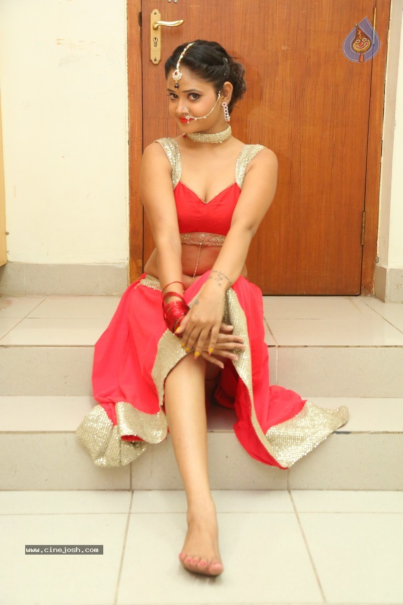 Shriya Vyas Hot Photos - 26 / 64 photos