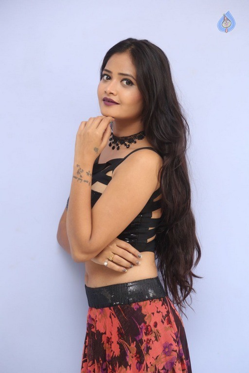Shriya Vyas New Pics - 24 / 42 photos