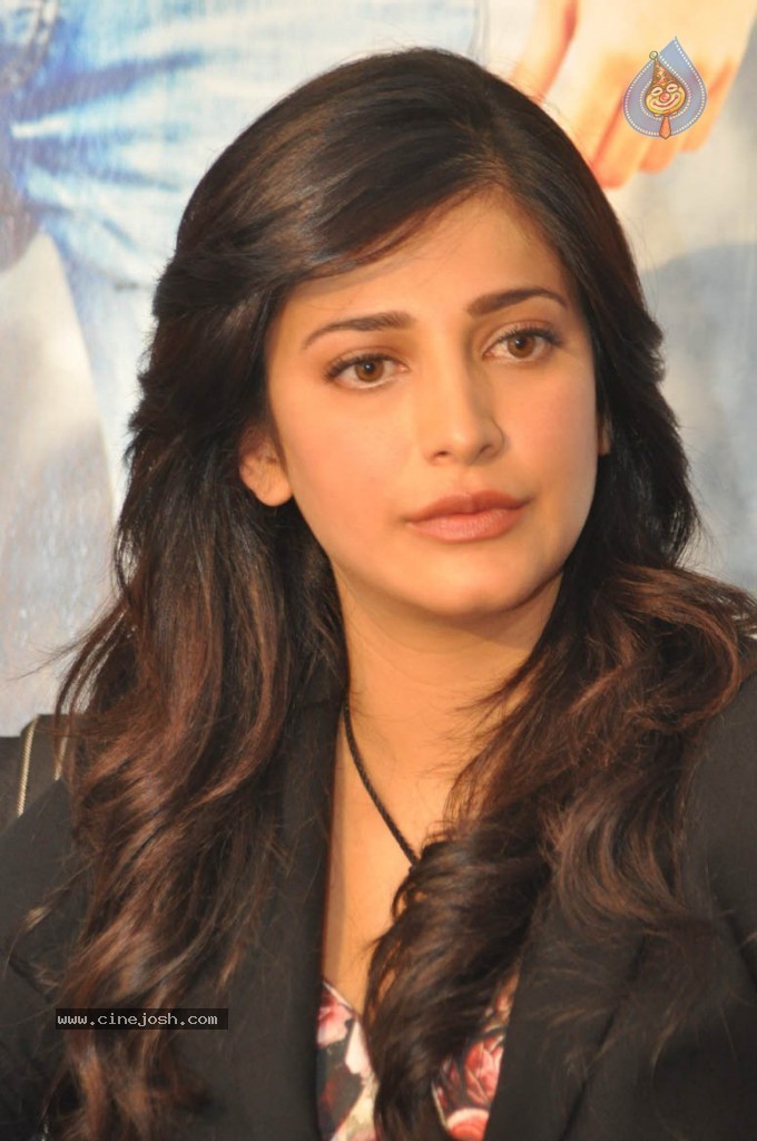 Shruthi Hassan New Stills - 17 / 78 photos