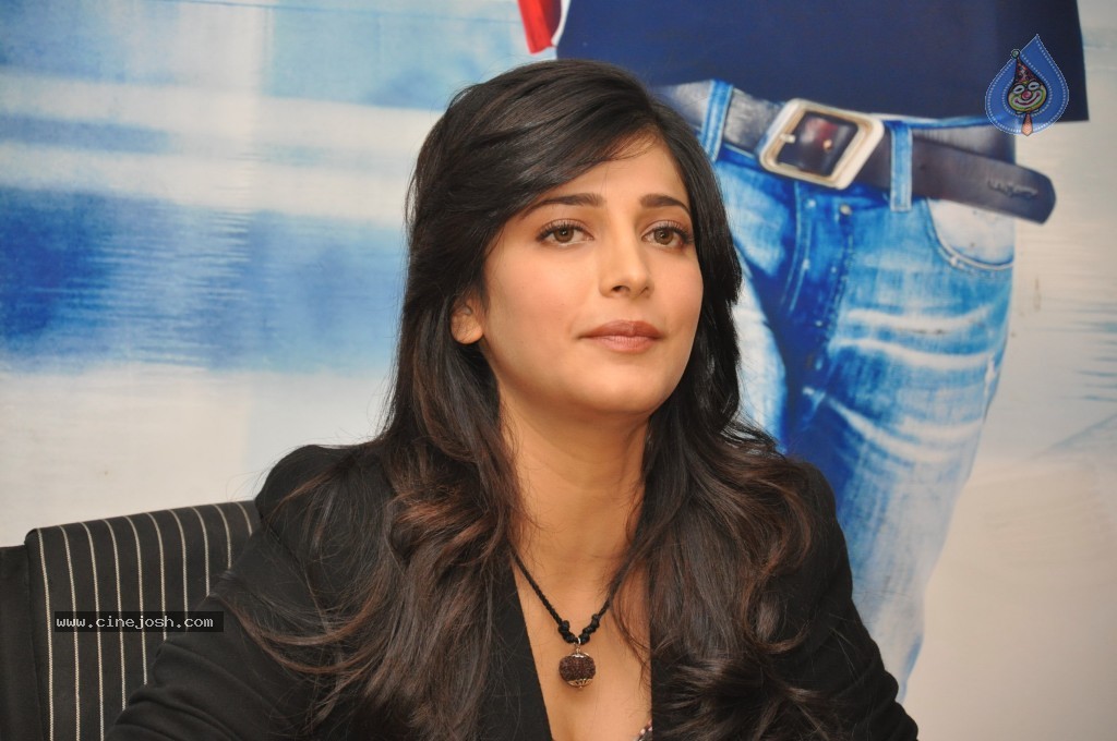 Shruthi Hassan New Stills - 19 / 78 photos