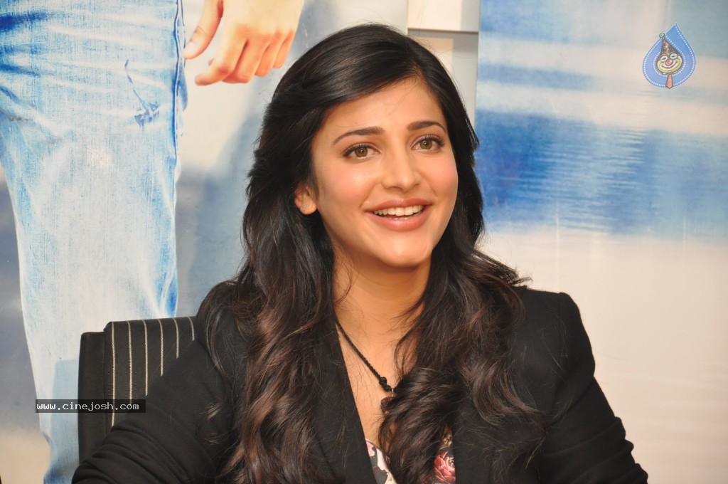 Shruthi Hassan New Stills - 24 / 78 photos