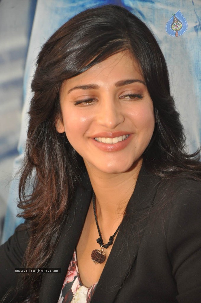 Shruthi Hassan New Stills - 31 / 78 photos