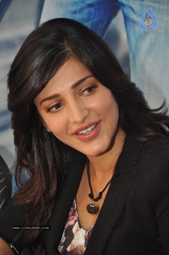 Shruthi Hassan New Stills - 32 / 78 photos