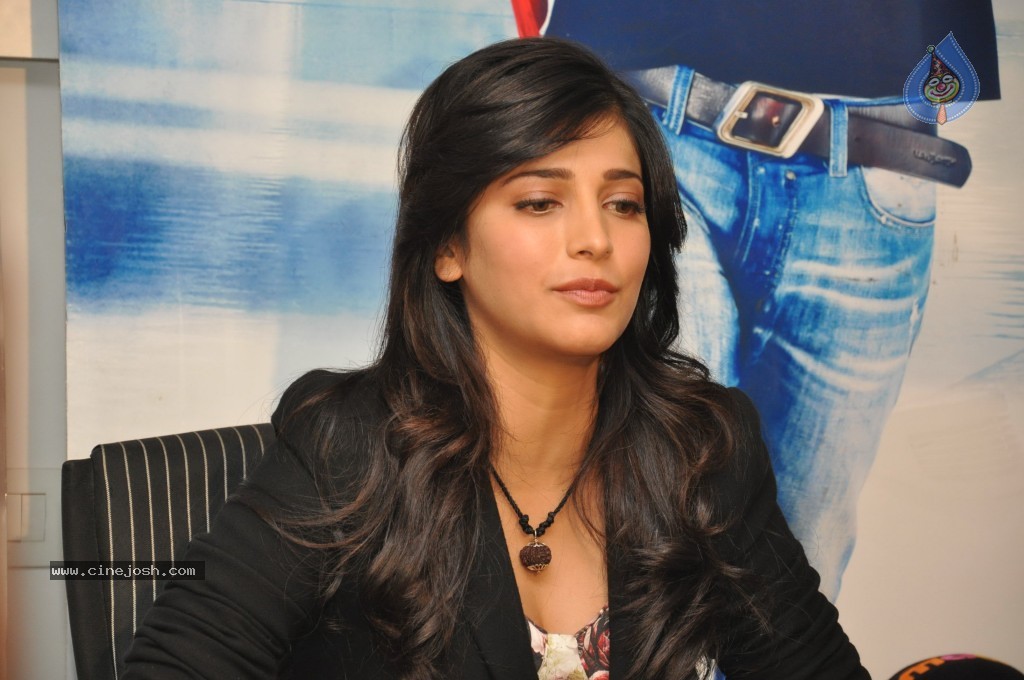 Shruthi Hassan New Stills - 33 / 78 photos