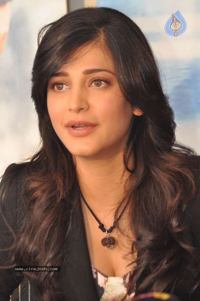 Shruthi Hassan New Stills - 36 / 78 photos