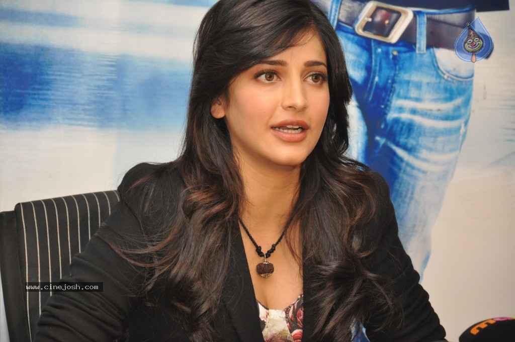 Shruthi Hassan New Stills - 44 / 78 photos