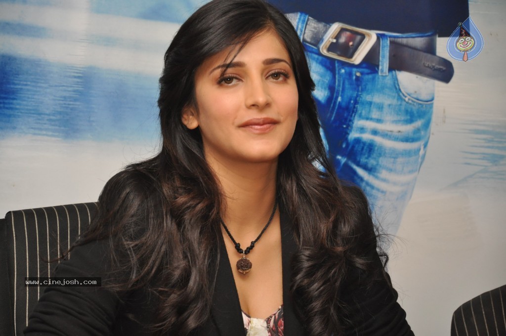 Shruthi Hassan New Stills - 46 / 78 photos