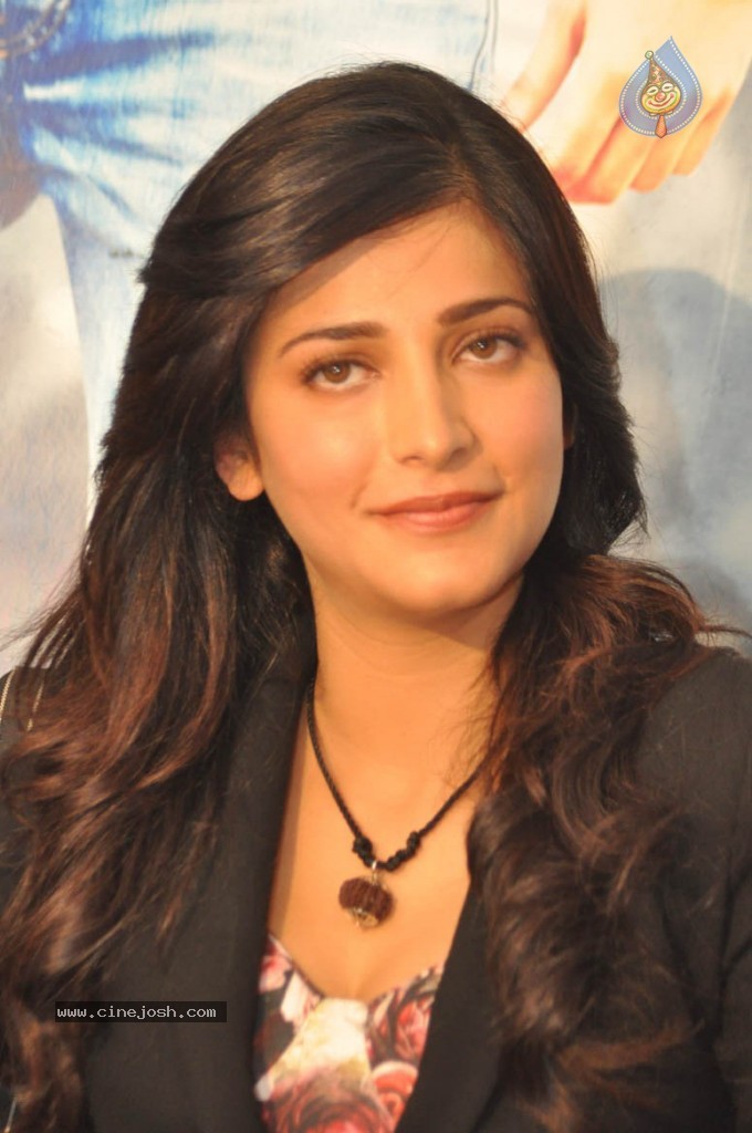 Shruthi Hassan New Stills - 55 / 78 photos