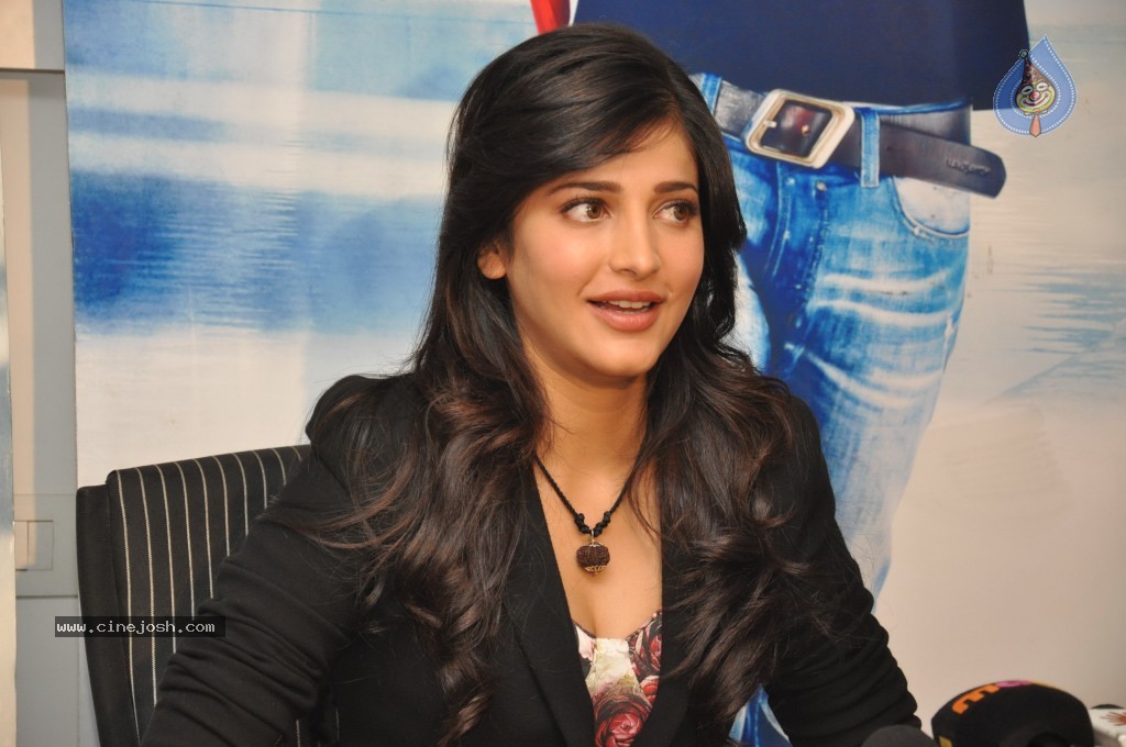 Shruthi Hassan New Stills - 60 / 78 photos