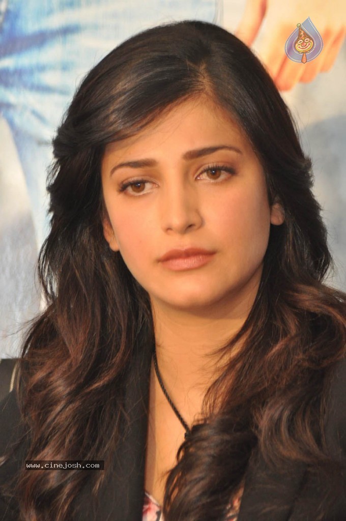 Shruthi Hassan New Stills - 64 / 78 photos