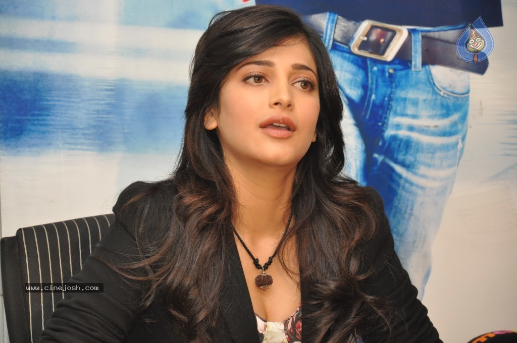 Shruthi Hassan New Stills - 65 / 78 photos