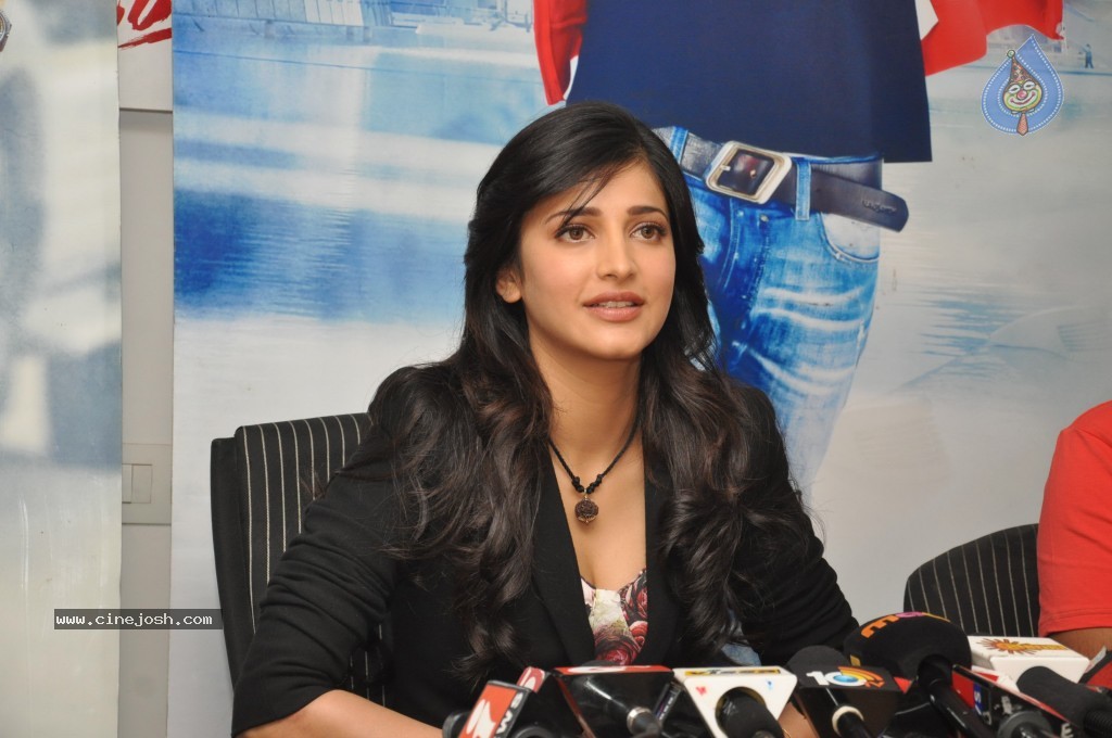 Shruthi Hassan New Stills - 67 / 78 photos