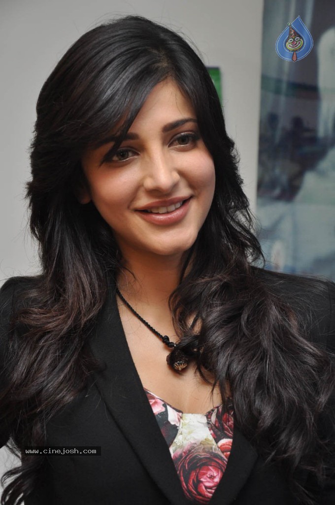 Shruthi Hassan New Stills - 78 / 78 photos
