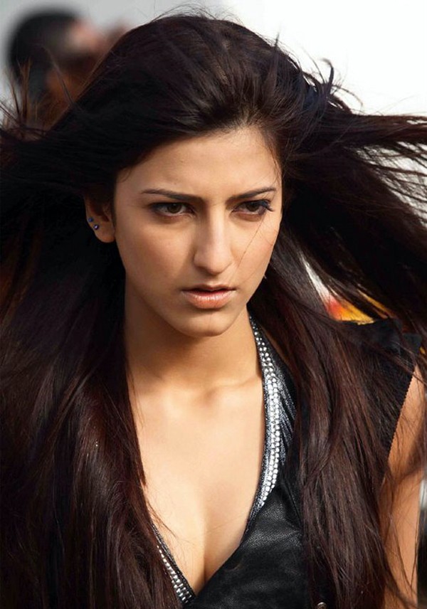 Shruthi Hasan - 1 / 22 photos