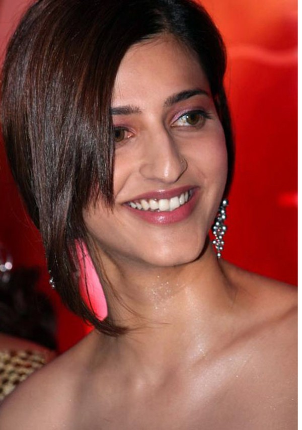 Shruthi Hasan - 11 / 22 photos