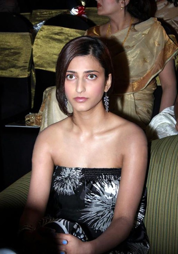 Shruthi Hasan - 13 / 22 photos