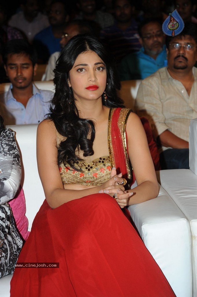 Shruti Haasan at Pooja Audio Launch - 6 / 152 photos