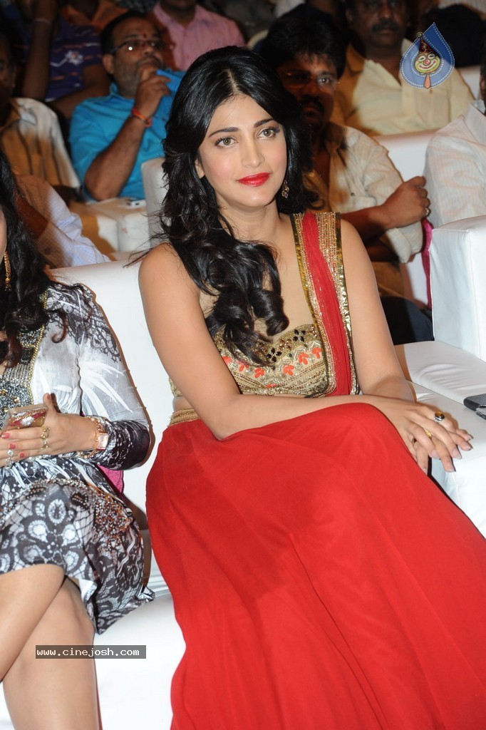 Shruti Haasan at Pooja Audio Launch - 10 / 152 photos
