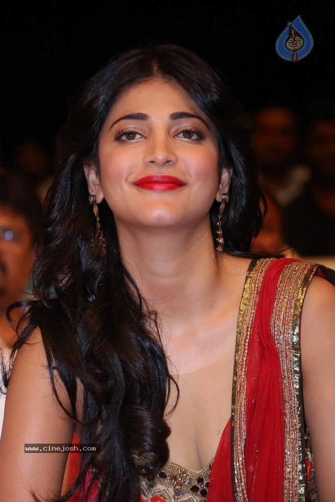 Shruti Haasan at Pooja Audio Launch - 14 / 152 photos
