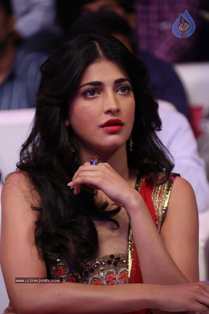 Shruti Haasan at Pooja Audio Launch - 16 / 152 photos