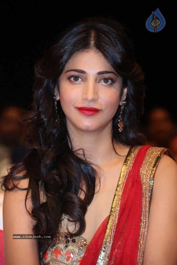 Shruti Haasan at Pooja Audio Launch - 25 / 152 photos