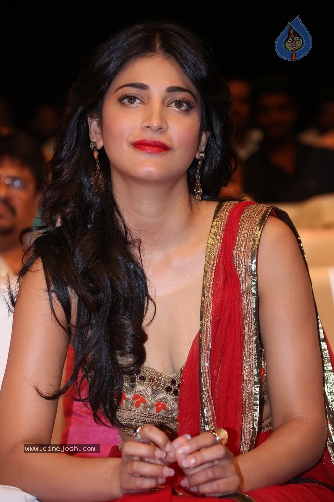 Shruti Haasan at Pooja Audio Launch - 26 / 152 photos