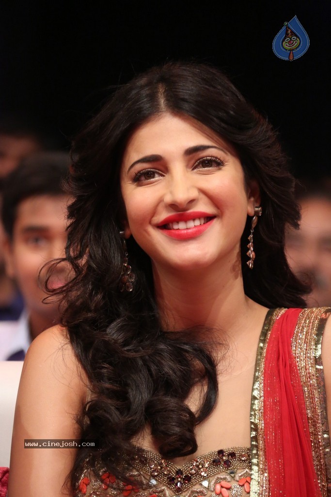 Shruti Haasan at Pooja Audio Launch - 29 / 152 photos