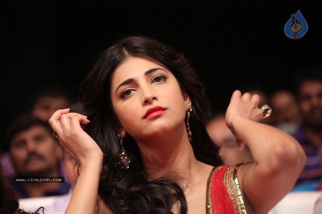 Shruti Haasan at Pooja Audio Launch - 31 / 152 photos