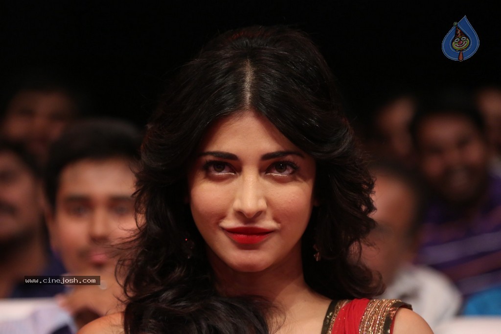 Shruti Haasan at Pooja Audio Launch - 33 / 152 photos