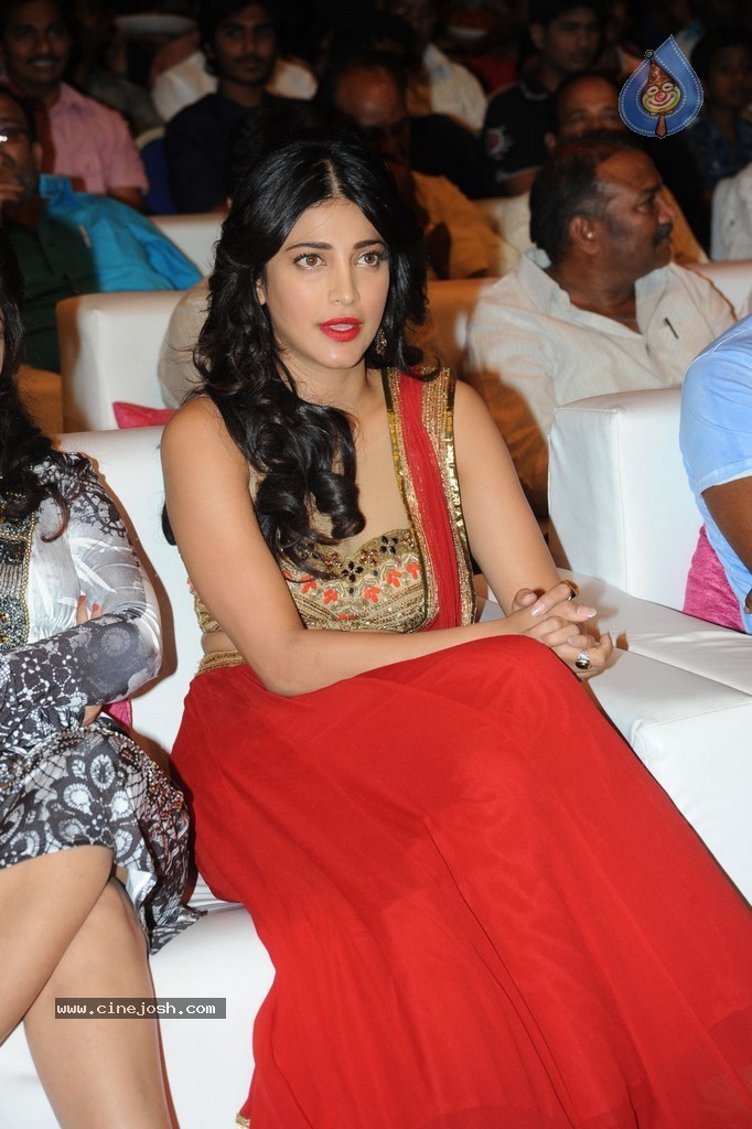 Shruti Haasan at Pooja Audio Launch - 34 / 152 photos