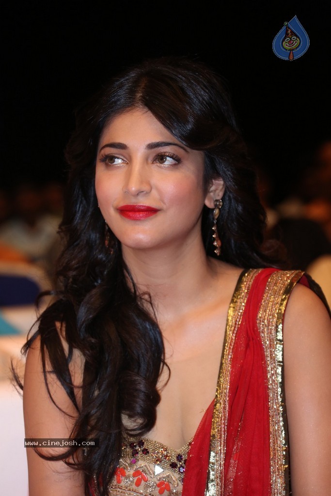 Shruti Haasan at Pooja Audio Launch - 35 / 152 photos