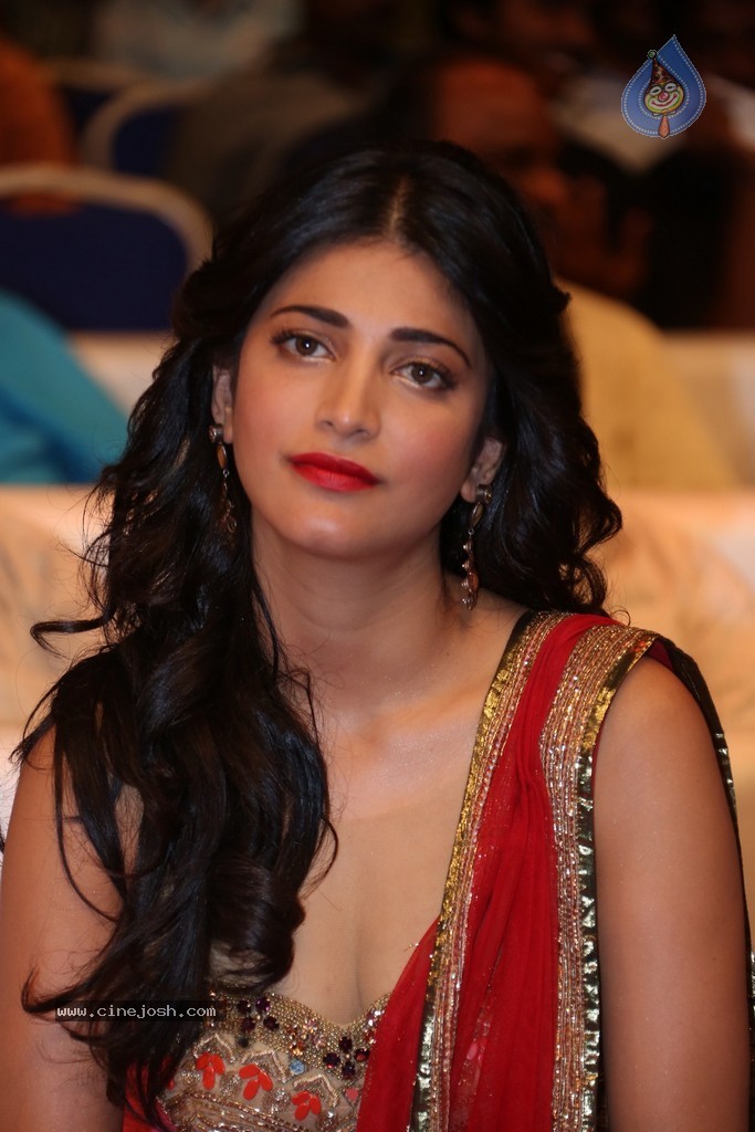 Shruti Haasan at Pooja Audio Launch - 51 / 152 photos