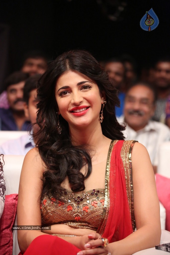 Shruti Haasan at Pooja Audio Launch - 62 / 152 photos