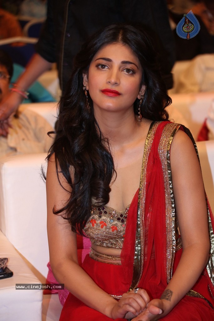 Shruti Haasan at Pooja Audio Launch - 63 / 152 photos