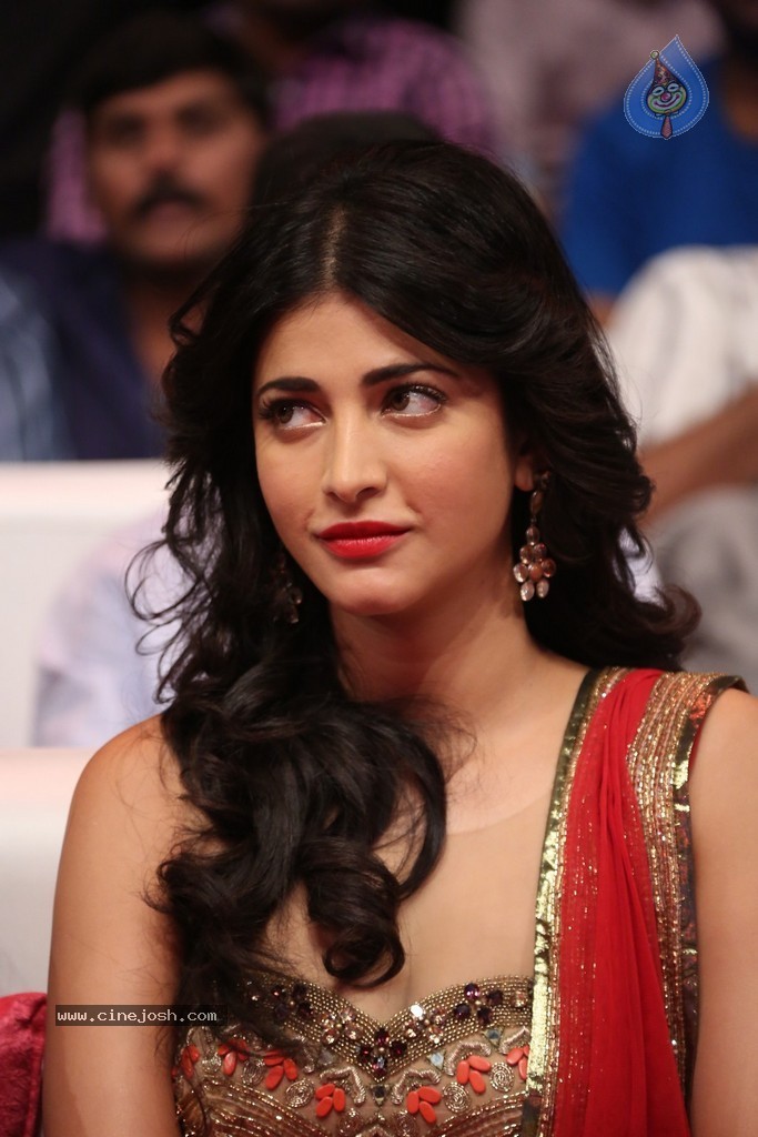 Shruti Haasan at Pooja Audio Launch - 68 / 152 photos