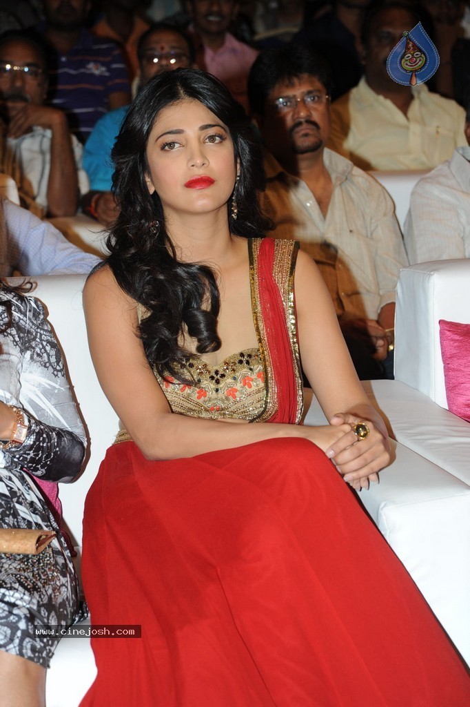 Shruti Haasan at Pooja Audio Launch - 70 / 152 photos