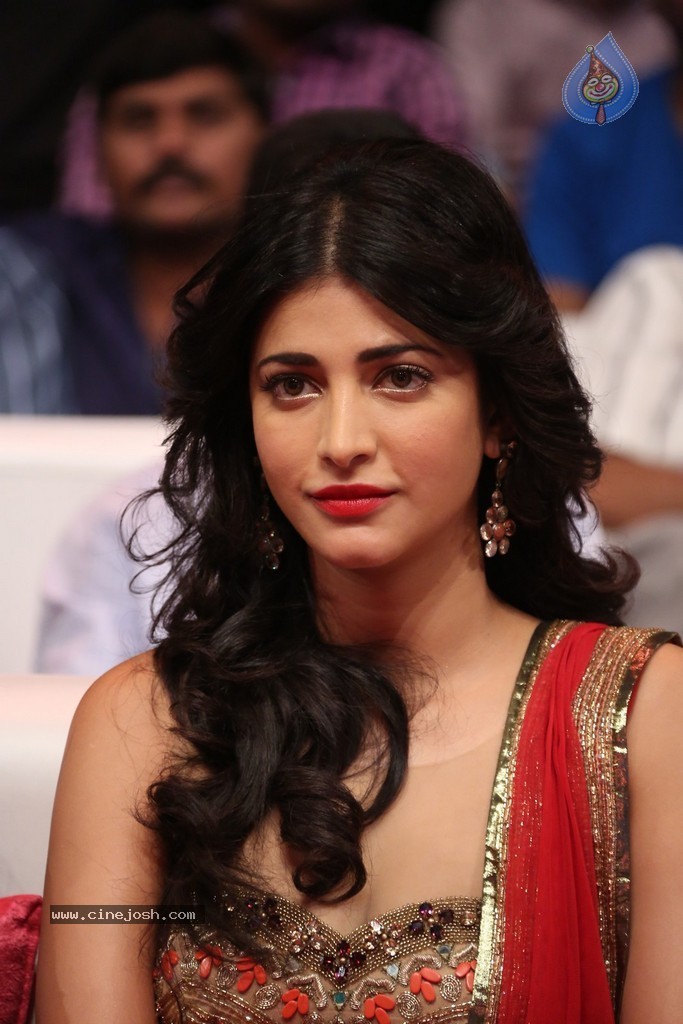 Shruti Haasan at Pooja Audio Launch - 79 / 152 photos