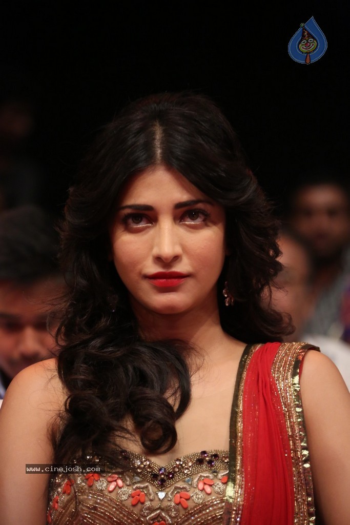 Shruti Haasan at Pooja Audio Launch - 82 / 152 photos