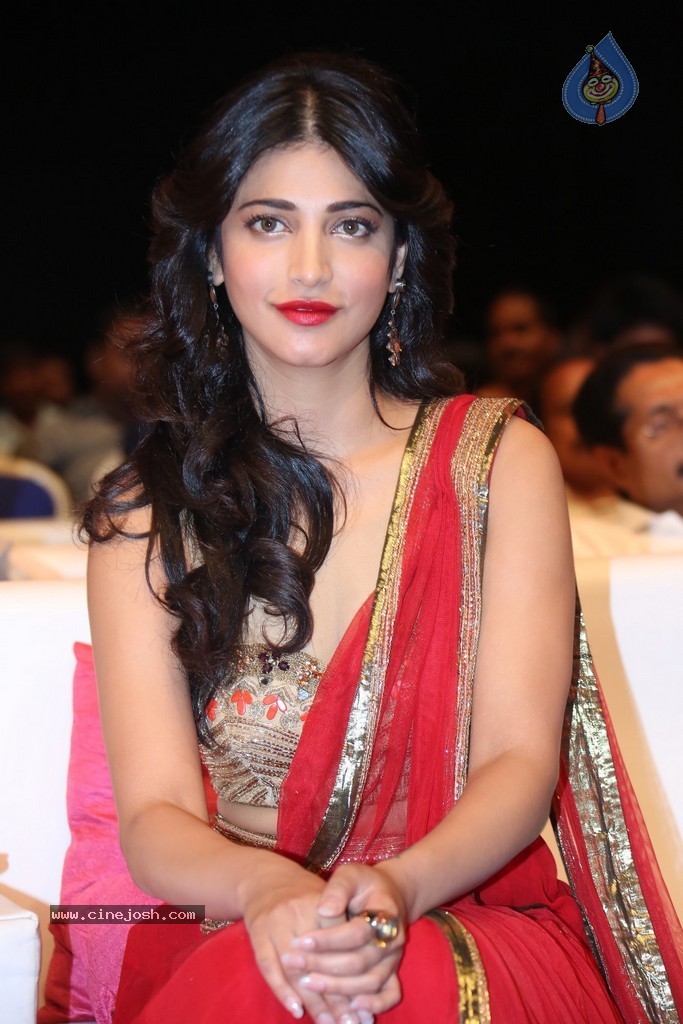 Shruti Haasan at Pooja Audio Launch - 85 / 152 photos