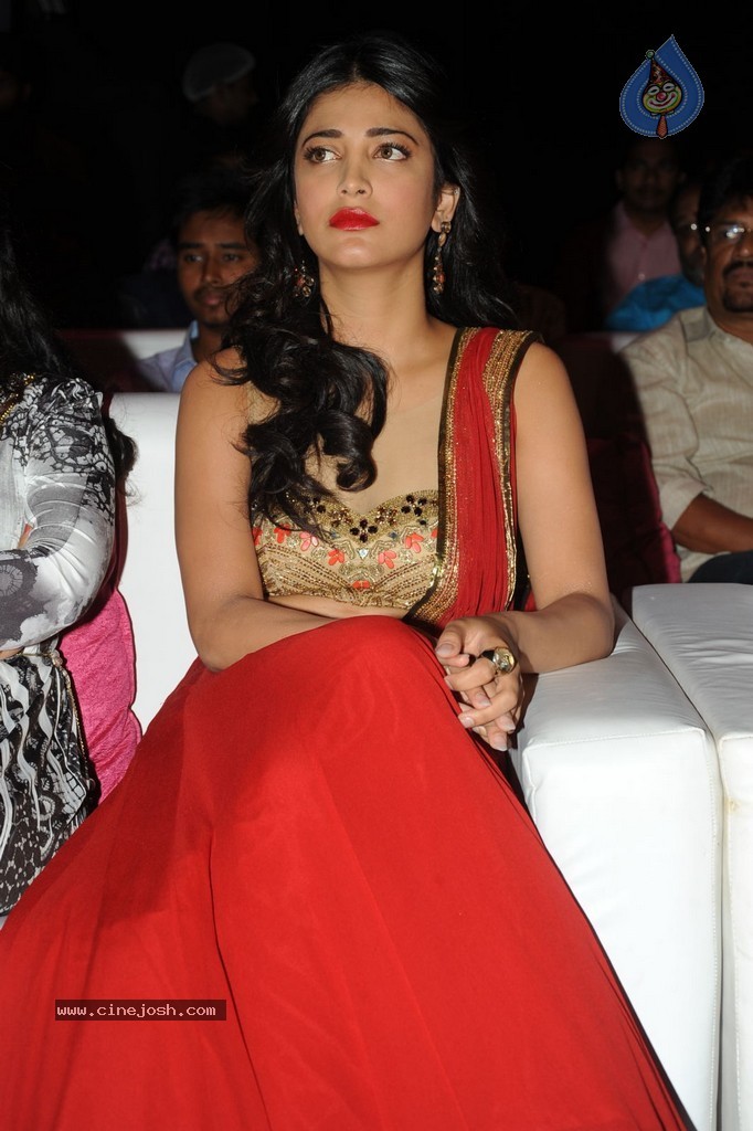 Shruti Haasan at Pooja Audio Launch - 87 / 152 photos
