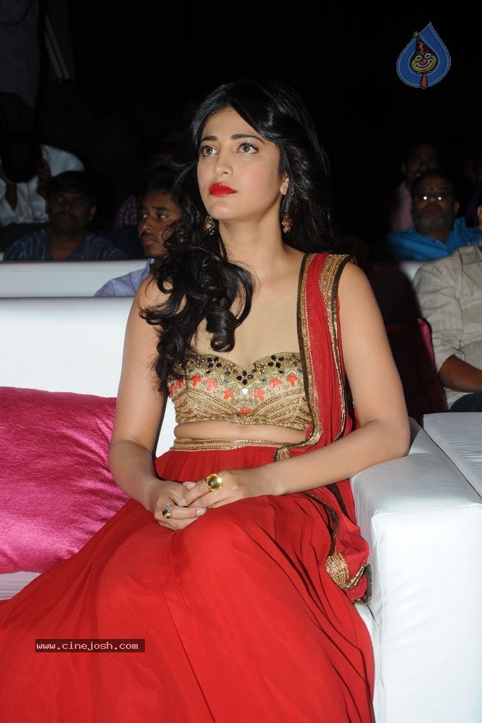 Shruti Haasan at Pooja Audio Launch - 88 / 152 photos