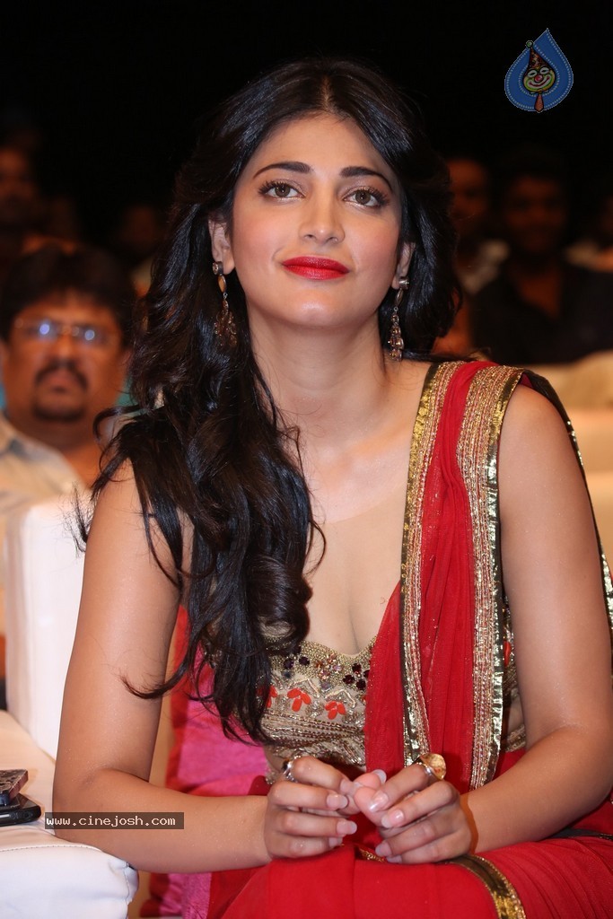 Shruti Haasan at Pooja Audio Launch - 91 / 152 photos