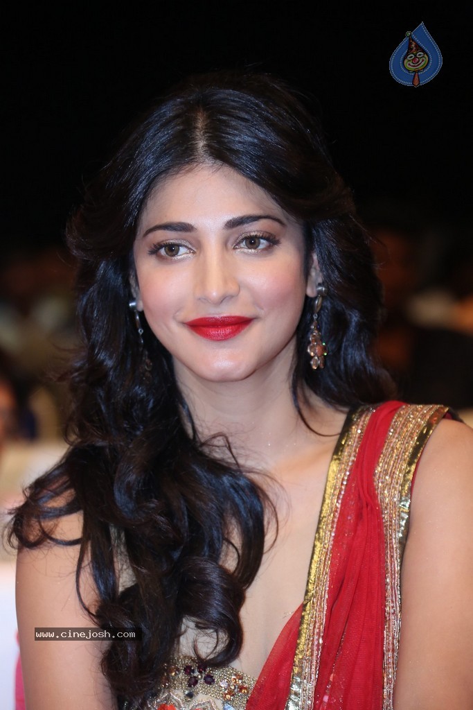Shruti Haasan at Pooja Audio Launch - 97 / 152 photos